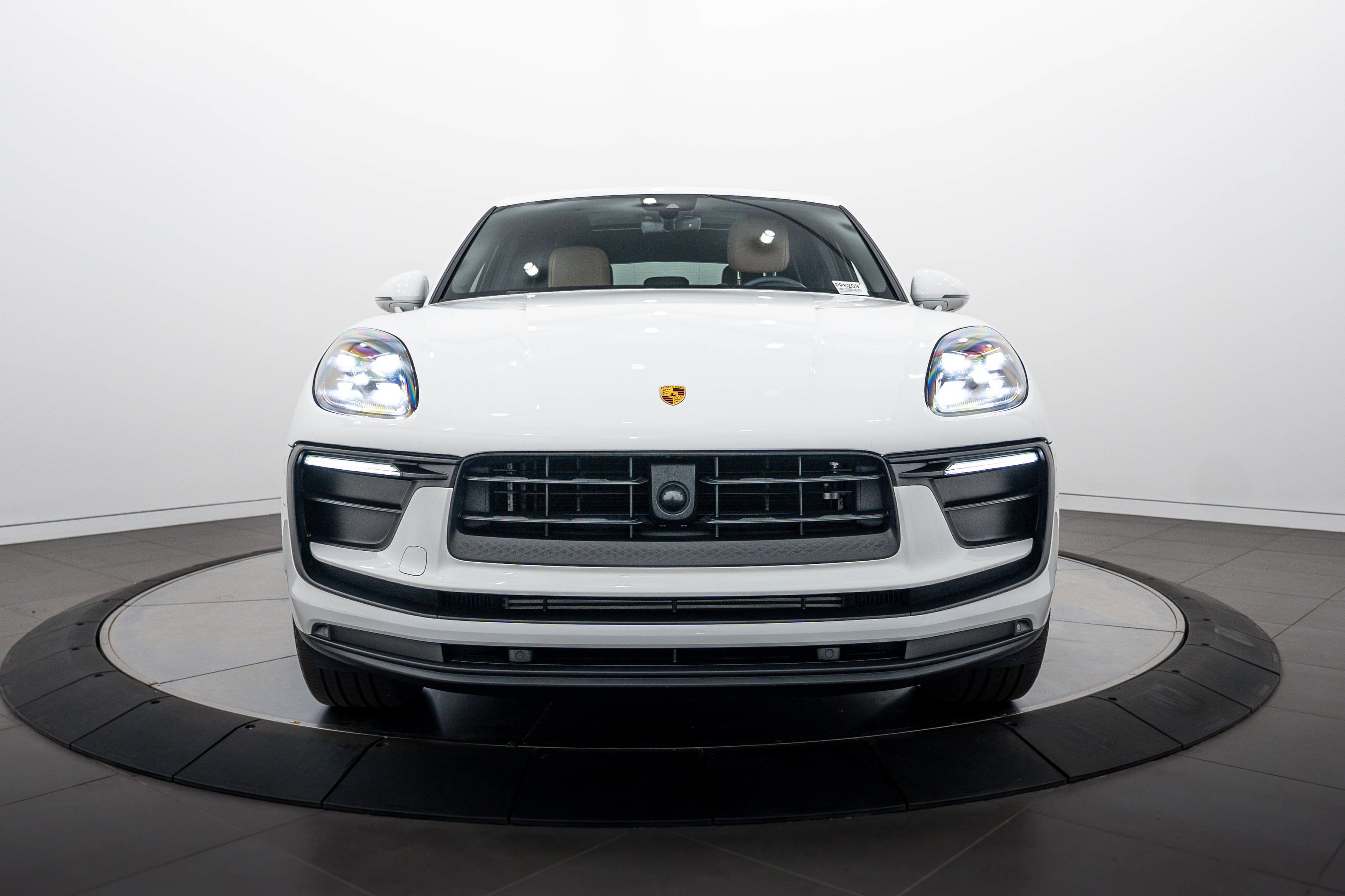 Certified 2023 Porsche Macan AWD/4WD image 10