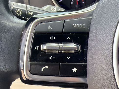 Used 2023 Kia Carnival LX FWD image 17