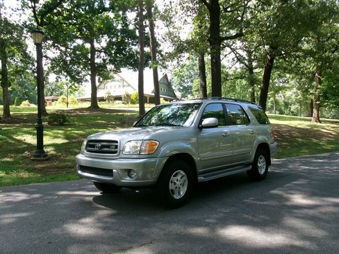 Used 2003 Toyota Sequoia SR5 RWD image 1
