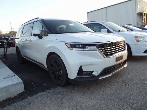 Used 2023 Kia Carnival SX image 1