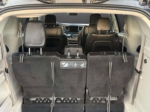Used 2018 Chrysler Pacifica Touring-L image 11