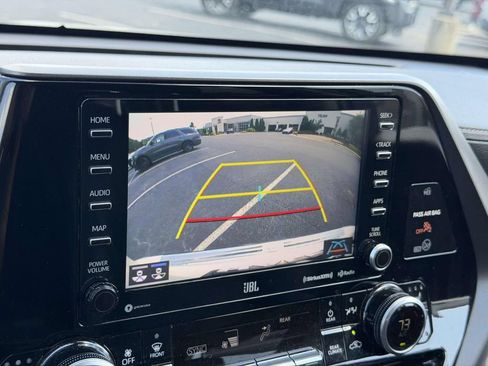 Used 2021 Toyota Highlander Limited AWD/4WD image 4