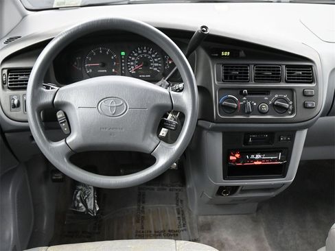 Used 2000 Toyota Sienna LE image 4