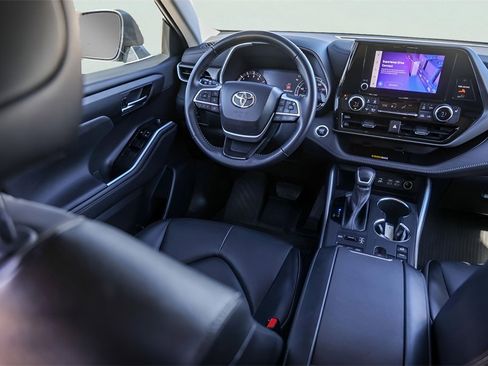 Used 2023 Toyota Highlander XLE image 30