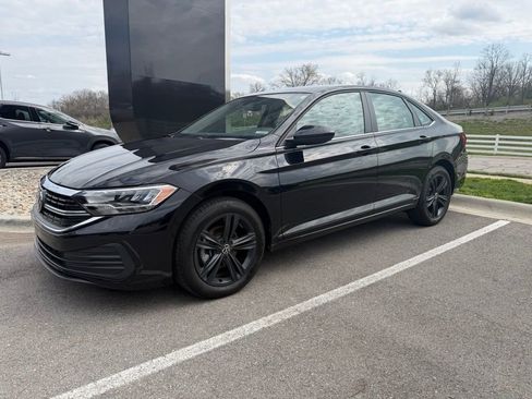 Used 2024 Volkswagen Jetta SE image 2