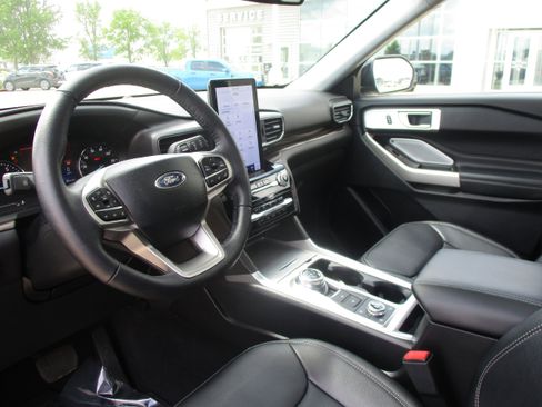 Used 2024 Ford Explorer Limited w/ Limited Technology Package AWD/4WD image 17