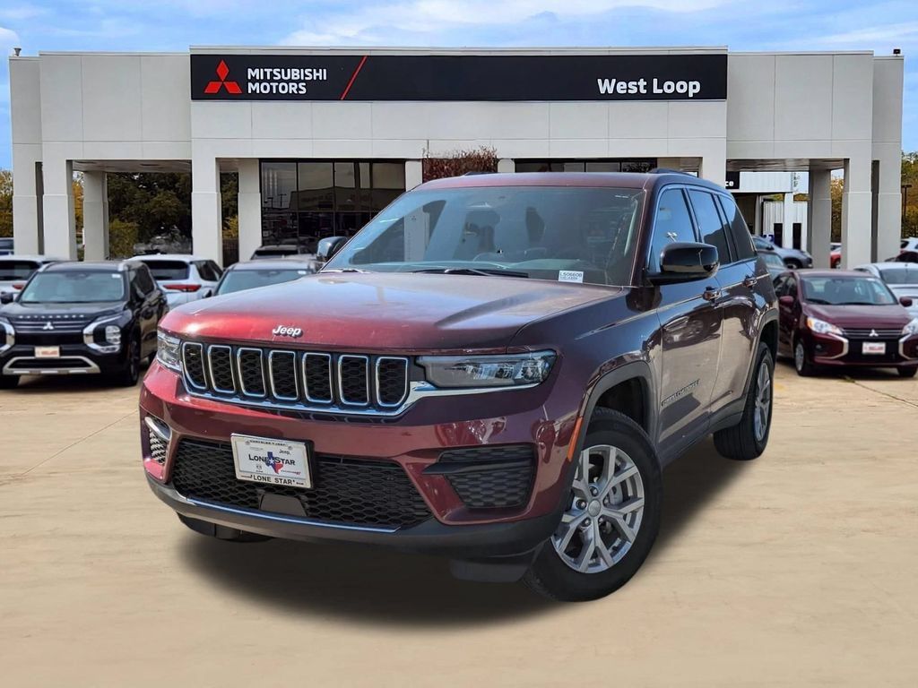 Used 2025 Jeep Grand Cherokee Laredo X RWD image 1