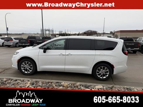 Used 2024 Chrysler Pacifica Touring-L image 4