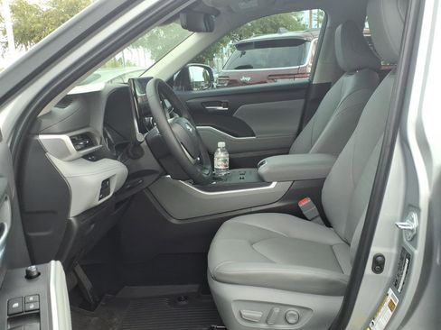 Certified 2025 Toyota Highlander XLE FWD image 16