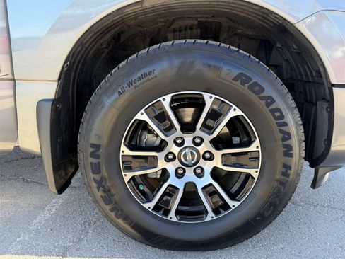 Used 2020 Nissan Titan SV w/ SV Convenience Package image 10