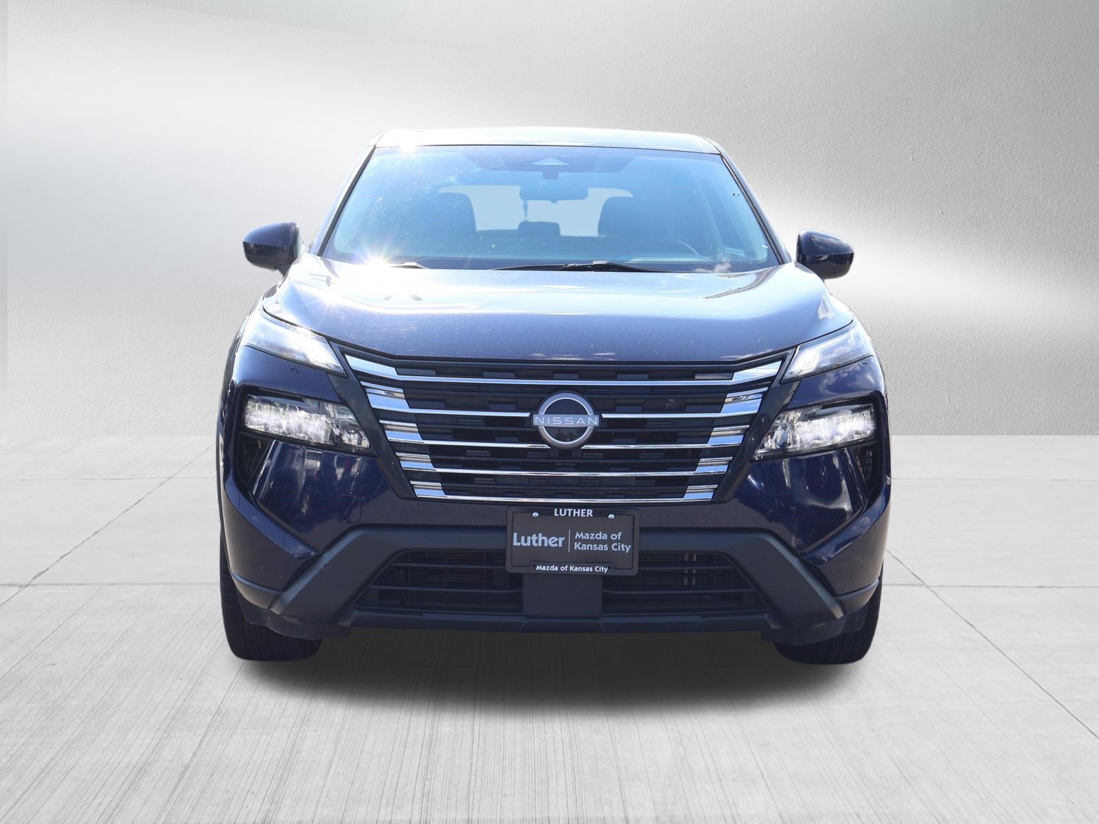 Used 2024 Nissan Rogue SV AWD/4WD image 2