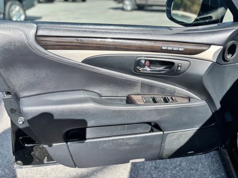 Used 2013 Lexus LS 460 LS 460 Sedan 4D w/ Comfort Pkg image 11