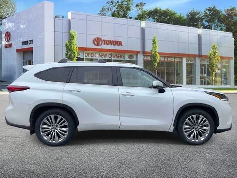 Used 2023 Toyota Highlander Platinum AWD/4WD image 5