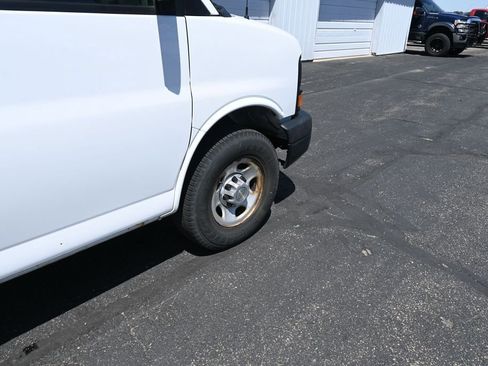 Used 2014 Chevrolet Express 3500 RWD image 17