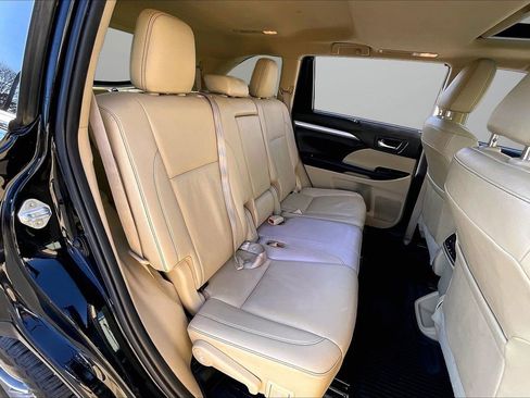 Used 2019 Toyota Highlander XLE image 25