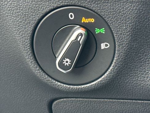 Certified 2025 Volkswagen Jetta SE w/ Sunroof Package image 30