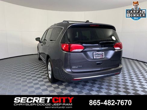 Used 2017 Chrysler Pacifica Touring-L Plus w/ Tire & Wheel Group FWD image 5