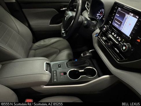 Used 2020 Toyota Highlander XLE FWD image 32