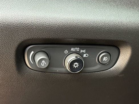 Used 2020 Chevrolet Traverse LT image 23