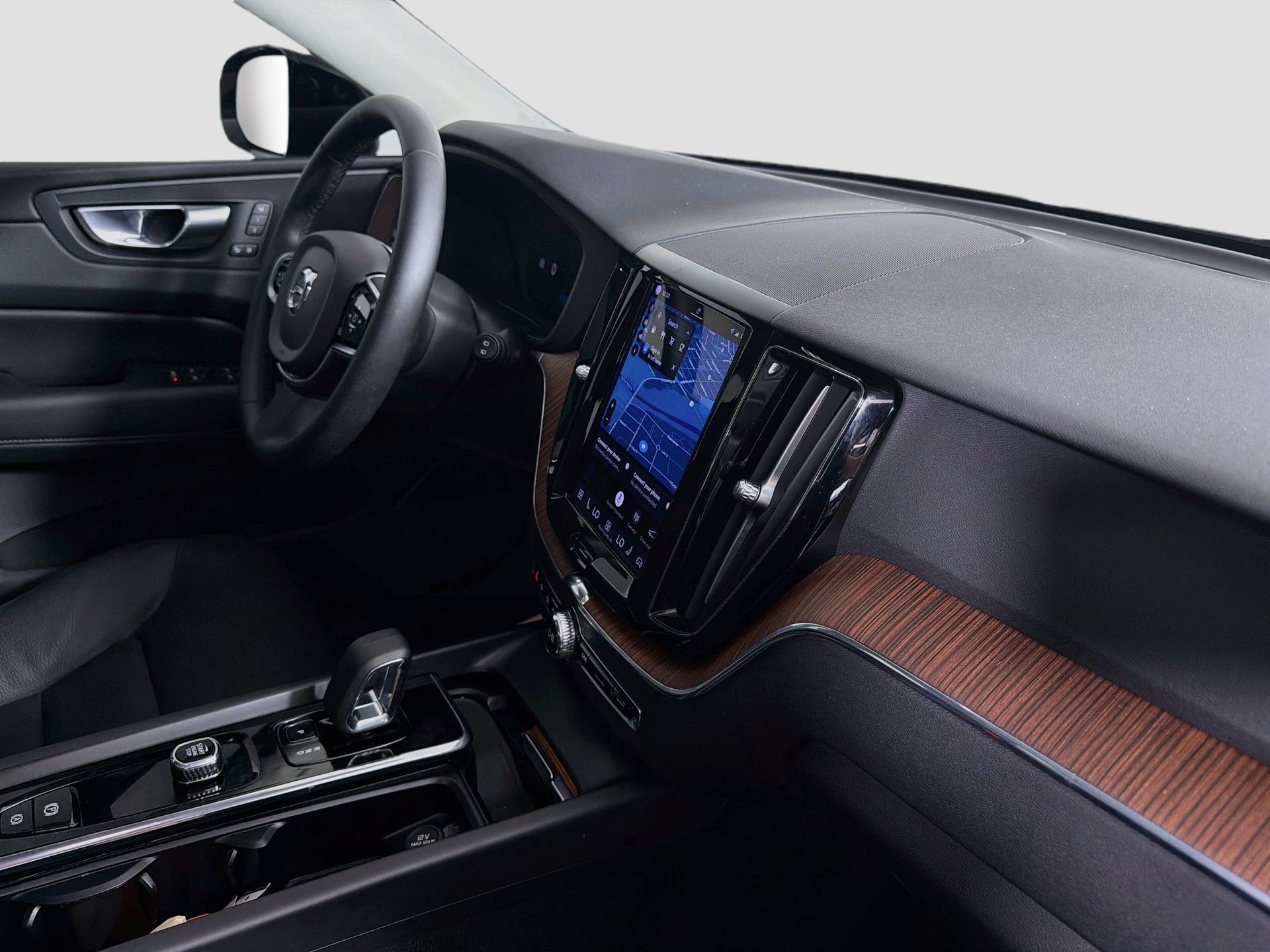 Certified 2024 Volvo XC60 B5 Plus AWD/4WD image 29