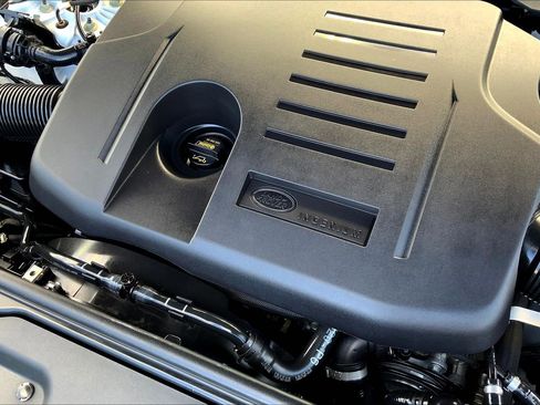 Used 2024 Land Rover Discovery Metropolitan Edition image 30