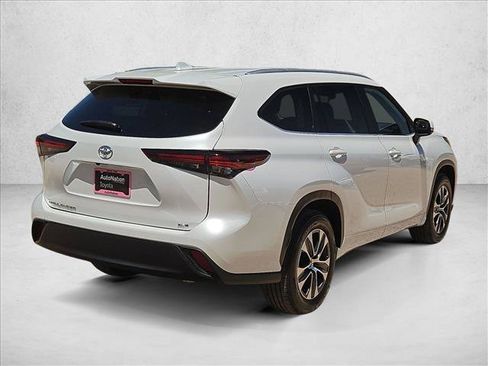 Used 2025 Toyota Highlander XLE FWD image 5