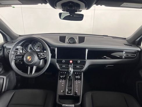 Certified 2025 Porsche Macan AWD/4WD image 18