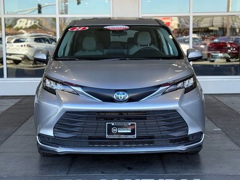 Used 2024 Toyota Sienna LE image 5