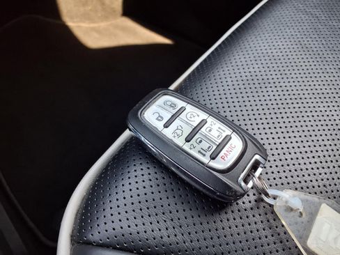 Used 2025 Chrysler Pacifica Limited image 17