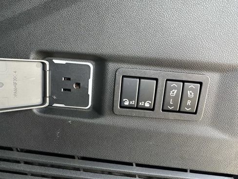 Used 2024 GMC Yukon Denali Ultimate AWD/4WD image 15