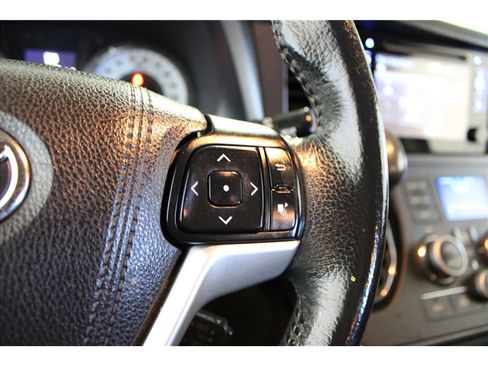 Used 2017 Toyota Sienna SE image 31