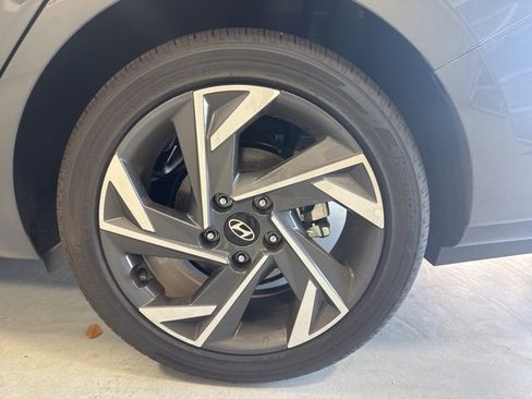 Certified 2025 Hyundai Elantra Limited image 9