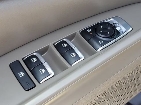 Used 2025 Kia Carnival FWD image 21