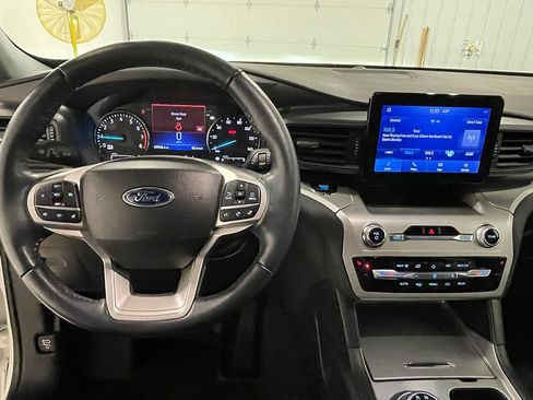 Used 2022 Ford Explorer XLT image 38