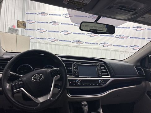 Used 2015 Toyota Highlander Limited image 2
