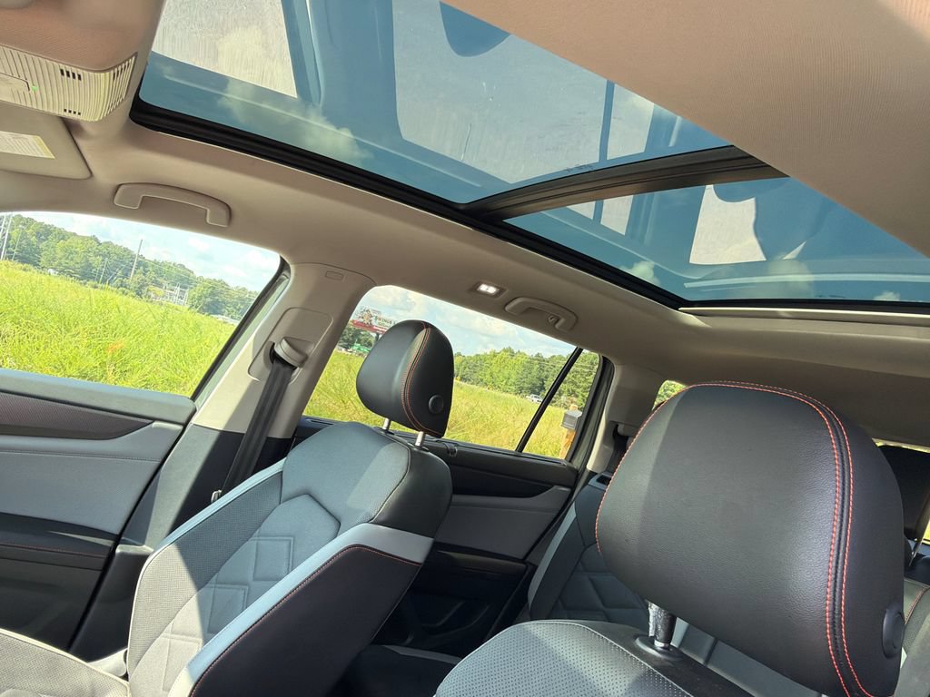 Used 2025 Volkswagen Atlas Peak Edition SE AWD/4WD image 32