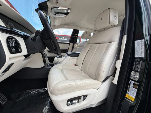 Used 2022 Rolls-Royce Phantom Sedan RWD image 29