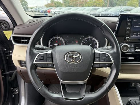 Used 2022 Toyota Highlander XLE image 9