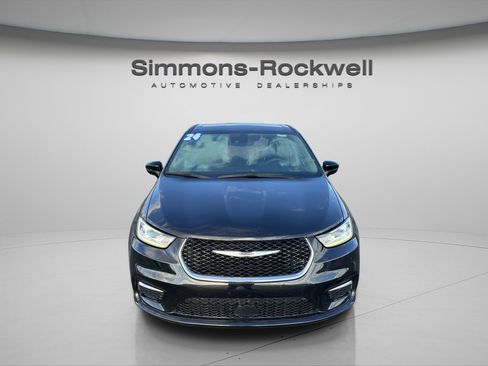 Used 2024 Chrysler Pacifica Touring-L image 2