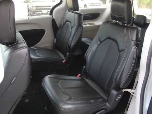 Used 2024 Chrysler Pacifica Touring-L FWD image 32