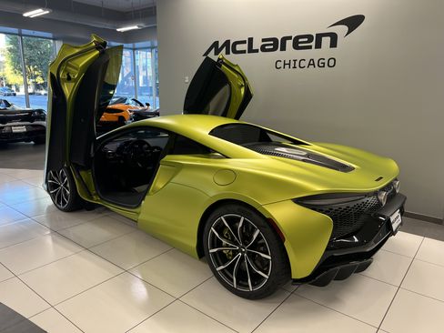 Used 2023 McLaren Artura image 8