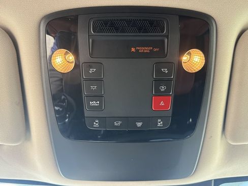 Used 2025 Kia Carnival EX FWD image 35