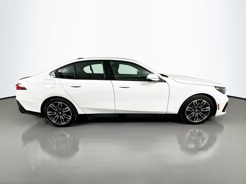 Used 2025 BMW 530i w/ M Sport Package image 4