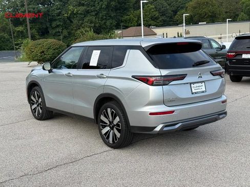Used 2025 Mitsubishi Outlander SE AWD/4WD image 3