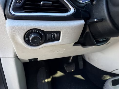 Used 2022 Chrysler Pacifica Touring-L image 34