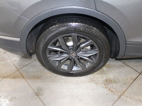 Used 2024 Volkswagen Tiguan SE image 60
