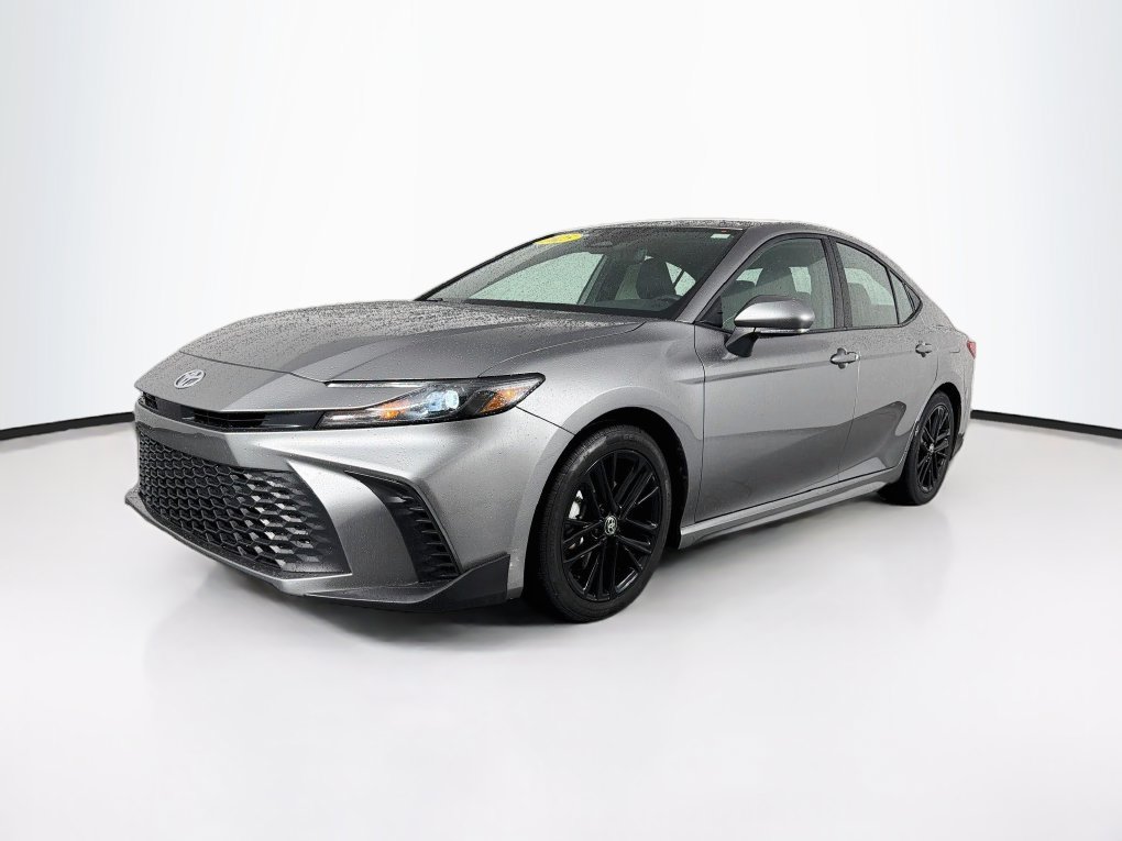 Used 2025 Toyota Camry SE FWD image 3