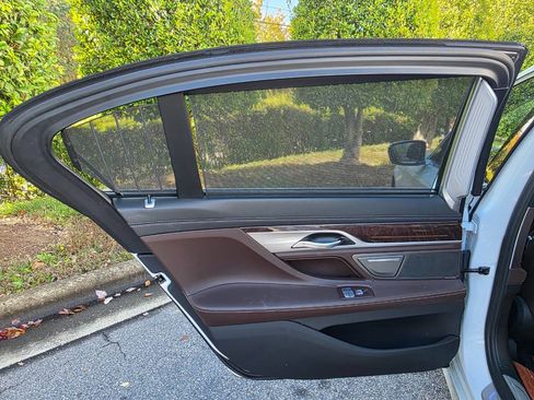 Used 2020 BMW 750i xDrive w/ Executive Package image 32