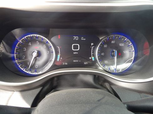 Used 2024 Chrysler Pacifica Touring-L image 17