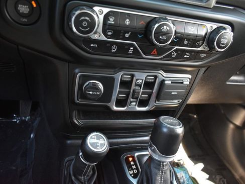 Used 2021 Jeep Gladiator Overland w/ Popular Equipment Package AWD/4WD image 20